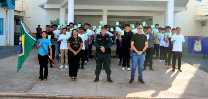 Cerimônia de Juramento à Bandeira para cidadãos dispensados do Serviço Militar.