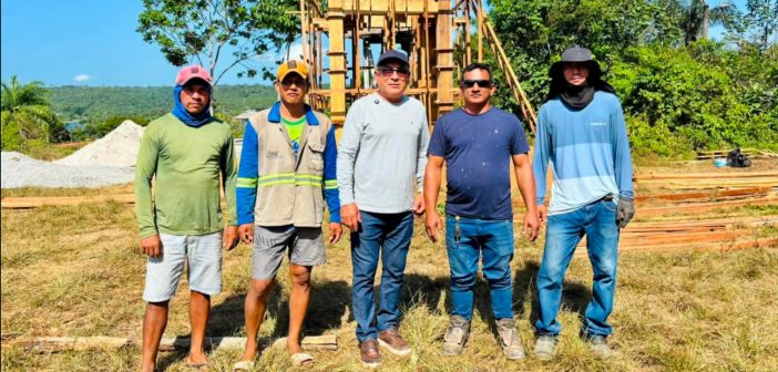 Visita técnica acompanha andamento da construção do elevado na comunidade Diamantino, região do Miri.